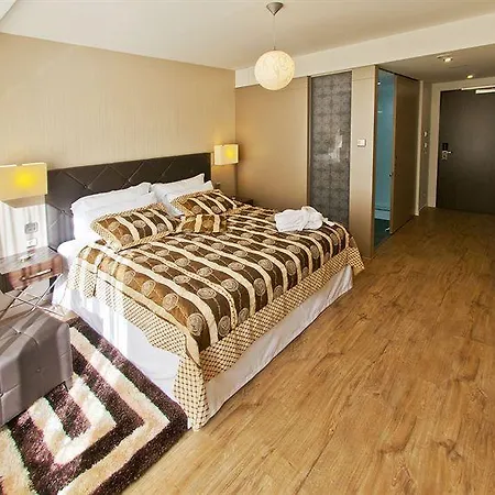 Vier Jahreszeiten מלון