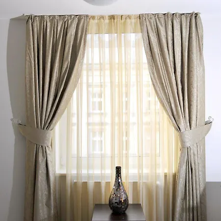 Vier Jahreszeiten מלון