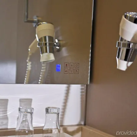 Vier Jahreszeiten מלון